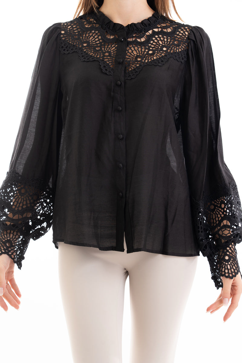 modella indossando Camicia ampia in viscosa con rouche al collo e macramé traforato colore Nero Unica