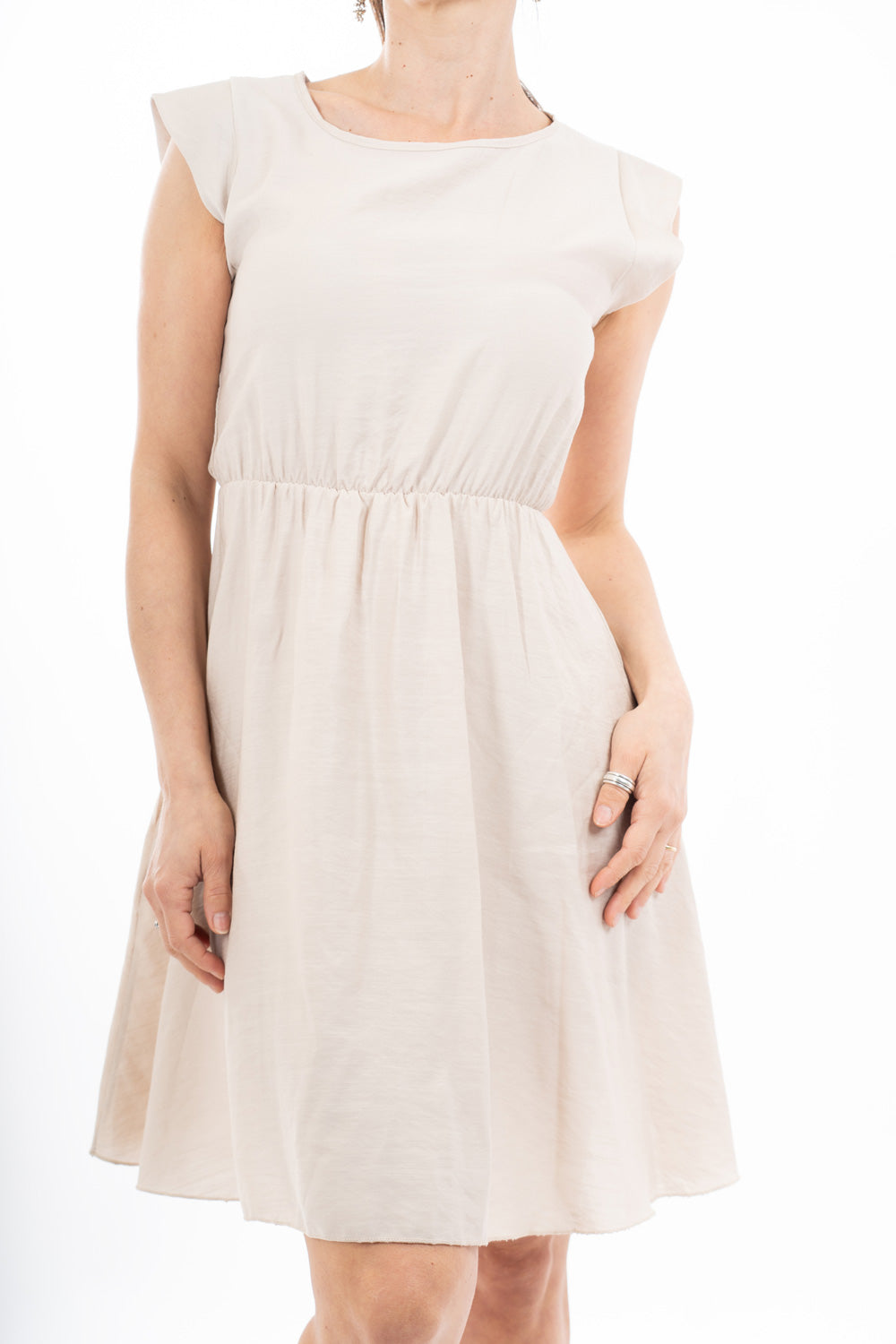 modella indossando Abito corto svasato con vita elastica e manica ad aletta in viscosa colore Beige Unica