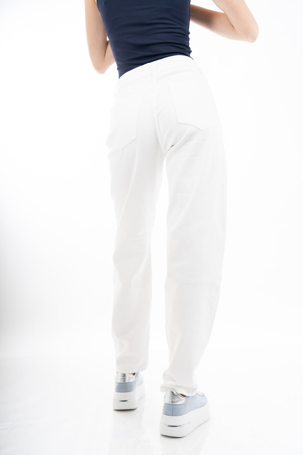modella indossando Jeans bianchi wide leg in denim elasticizzato a vita alta colore