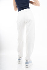 modella indossando Jeans bianchi wide leg in denim elasticizzato a vita alta colore