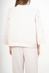 modella indossando Completo tuta con applicazioni gioiello e pantalone palazzo colore