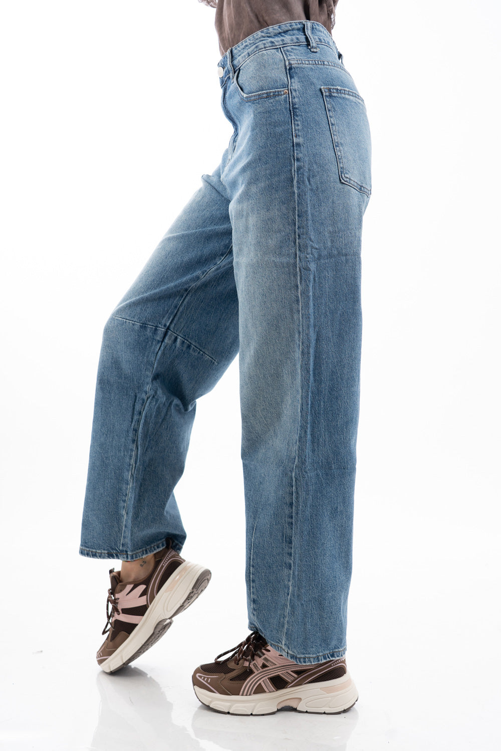 modella indossando Jeans slouchy in denim con gamba morbida e pinces al ginocchio colore