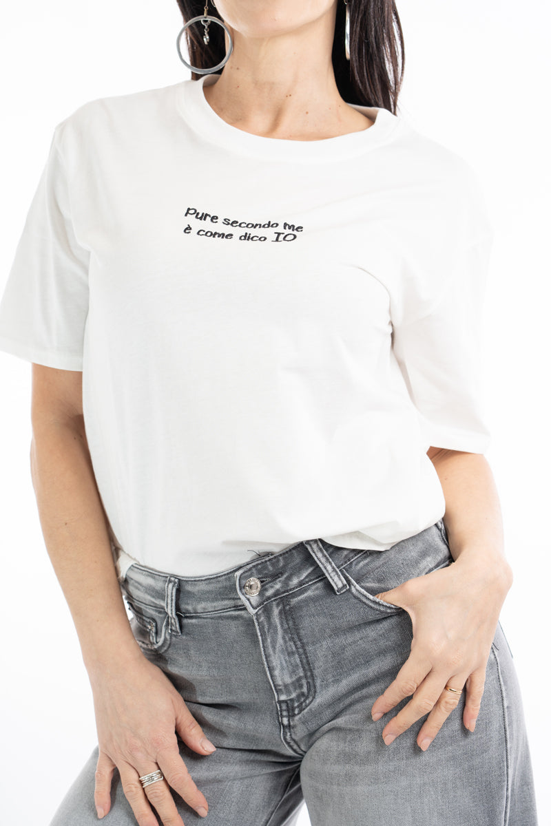 modella indossando T-shirt scritta “Pure secondo me è come dico io” colore Bianco-Nera Unica