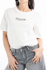 modella indossando T-shirt scritta “Pure secondo me è come dico io” colore Bianco-Nera Unica