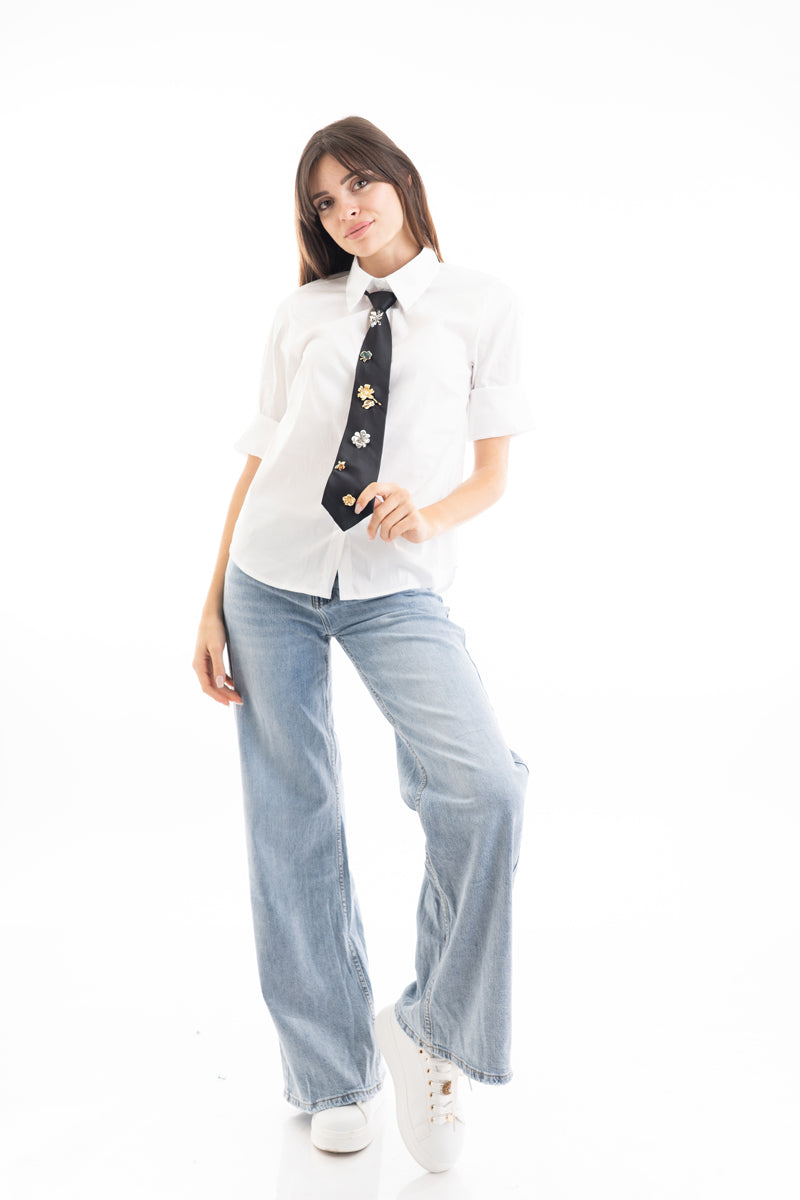 modella indossando Cravatta raso gioiello con applicazioni decorative colore