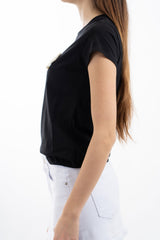modella indossando T-shirt in cotone elasticizzato con applicazione gioiello fiore colore