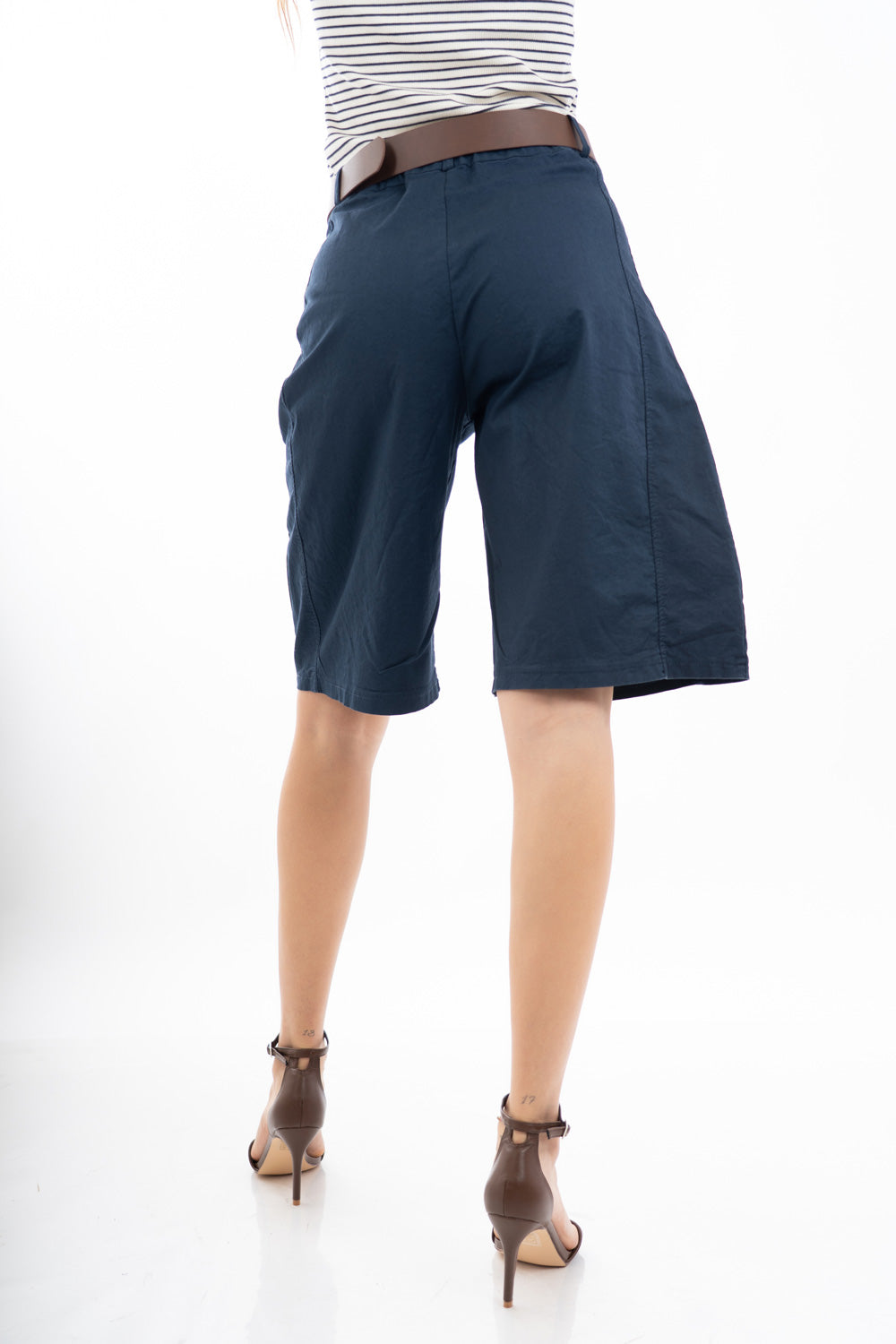 modella indossando Bermuda morbido con tasche applicate in cotone elasticizzato e cintura colore