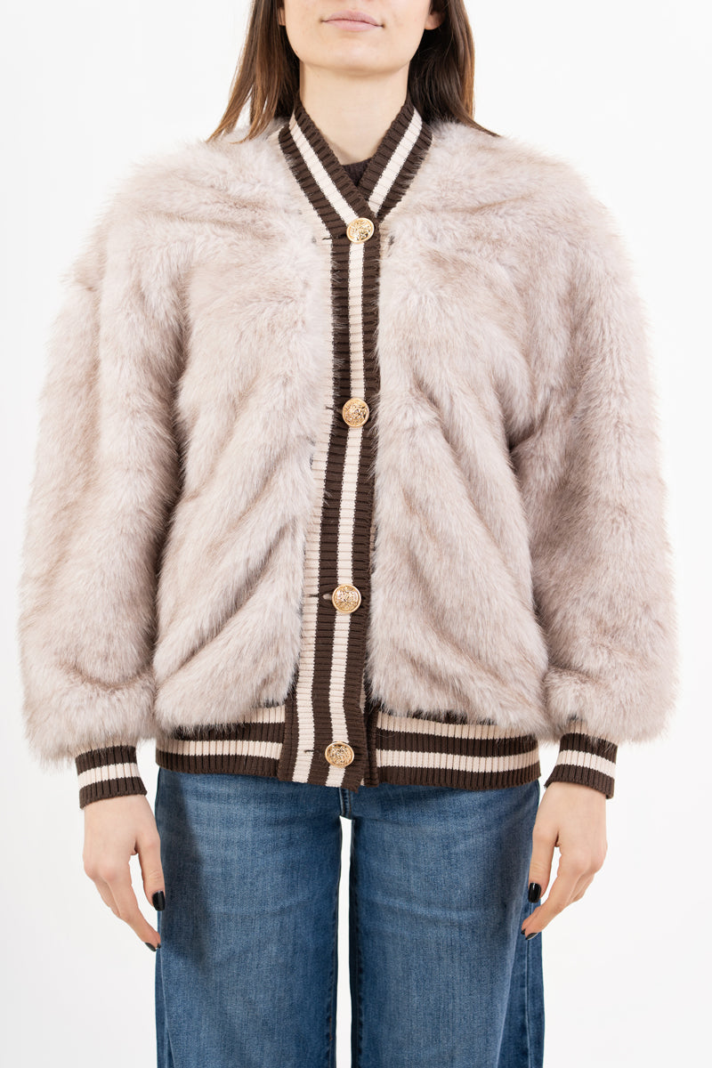 modella indossando Giacca in eco-pelliccia con profili a coste rigate e bottoni dorati colore Beige Greige Unica