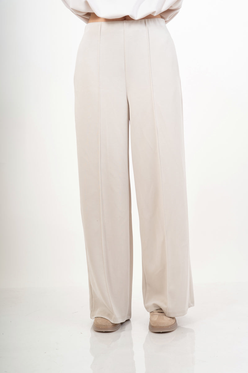 modella indossando Pantalone palazzo in felpa elasticizzata con nervio centrale colore Beige Unica