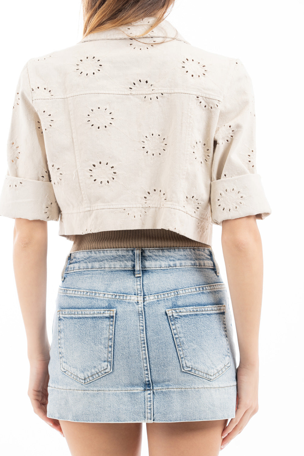 modella indossando Giacca crop in cotone stile denim con ricamo traforato e bottoni metallici colore