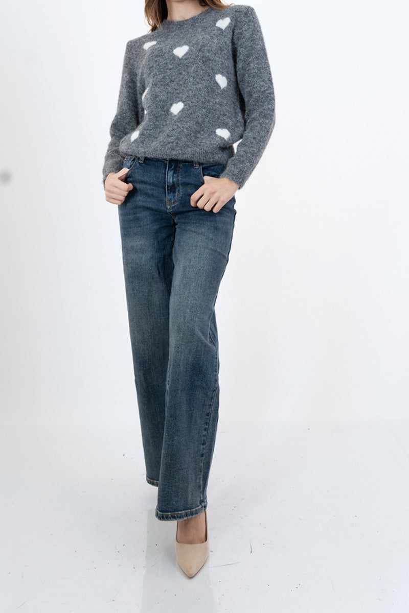 modella indossando Maglia morbida con cuori jacquard in filato mohair colore