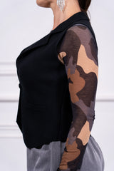 modella indossando Gilet Solenne in maglia con collo blazer colore