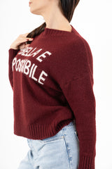 modella indossando Maglione girocollo con scritta “Bella e impossibile” in misto lana Made in Italy colore