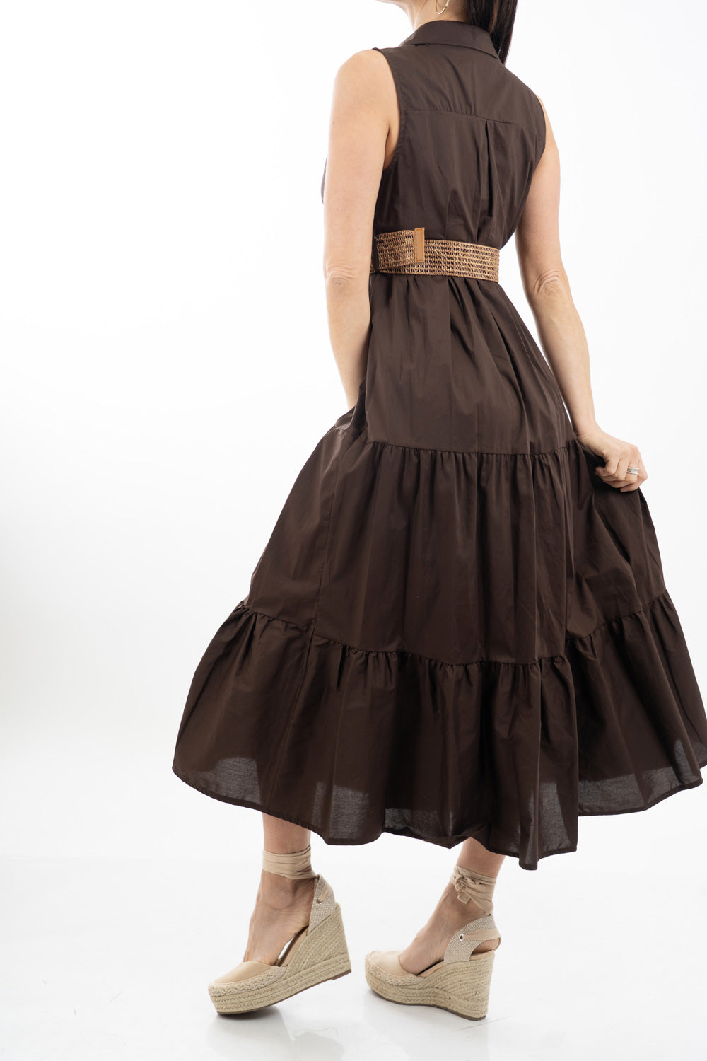 modella indossando Abito camicia lungo smanicato in cotone con balze e cintura intrecciata colore