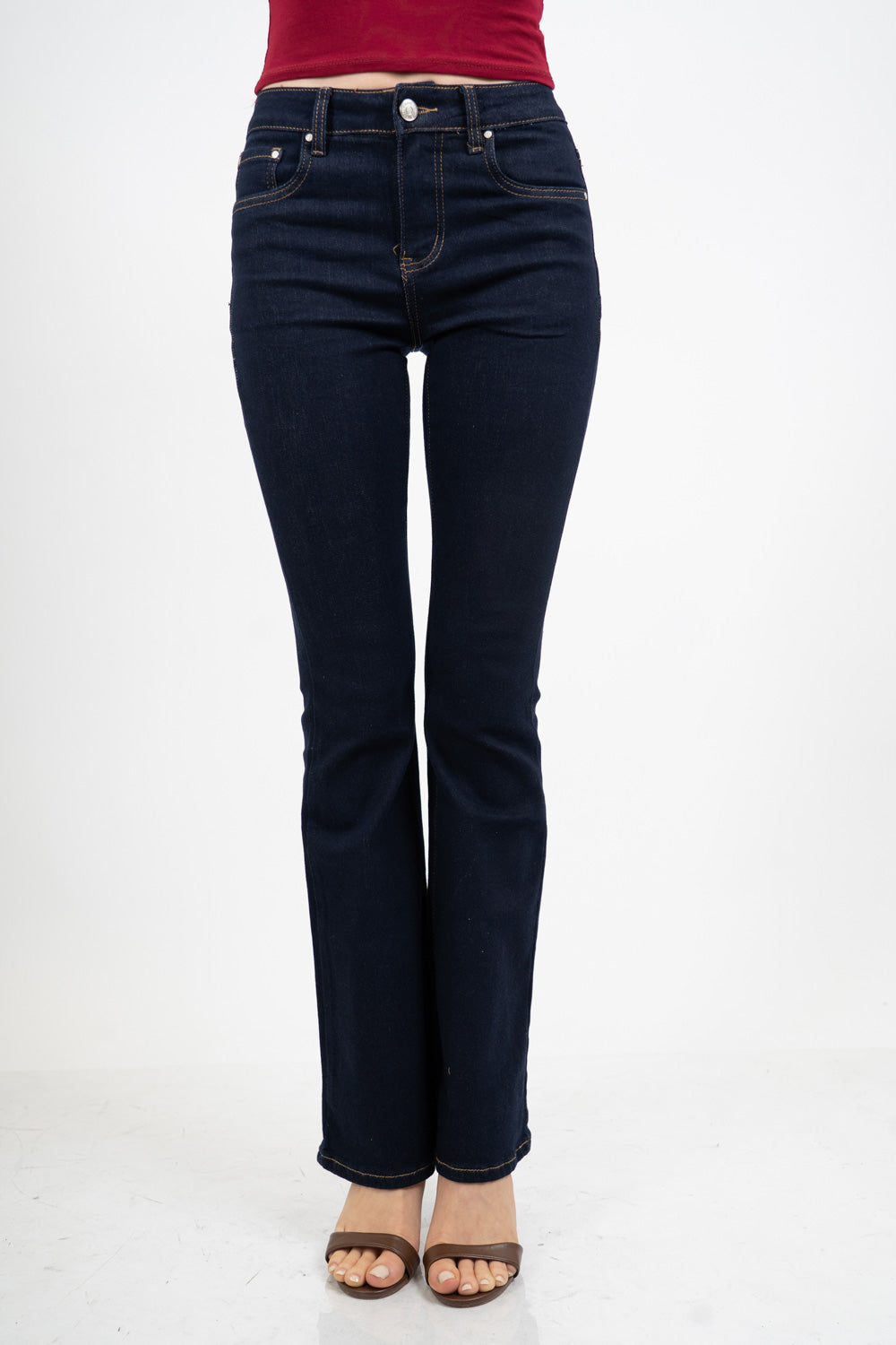 Jeans flare a vita media in denim elasticizzato con fondo a zampa.
