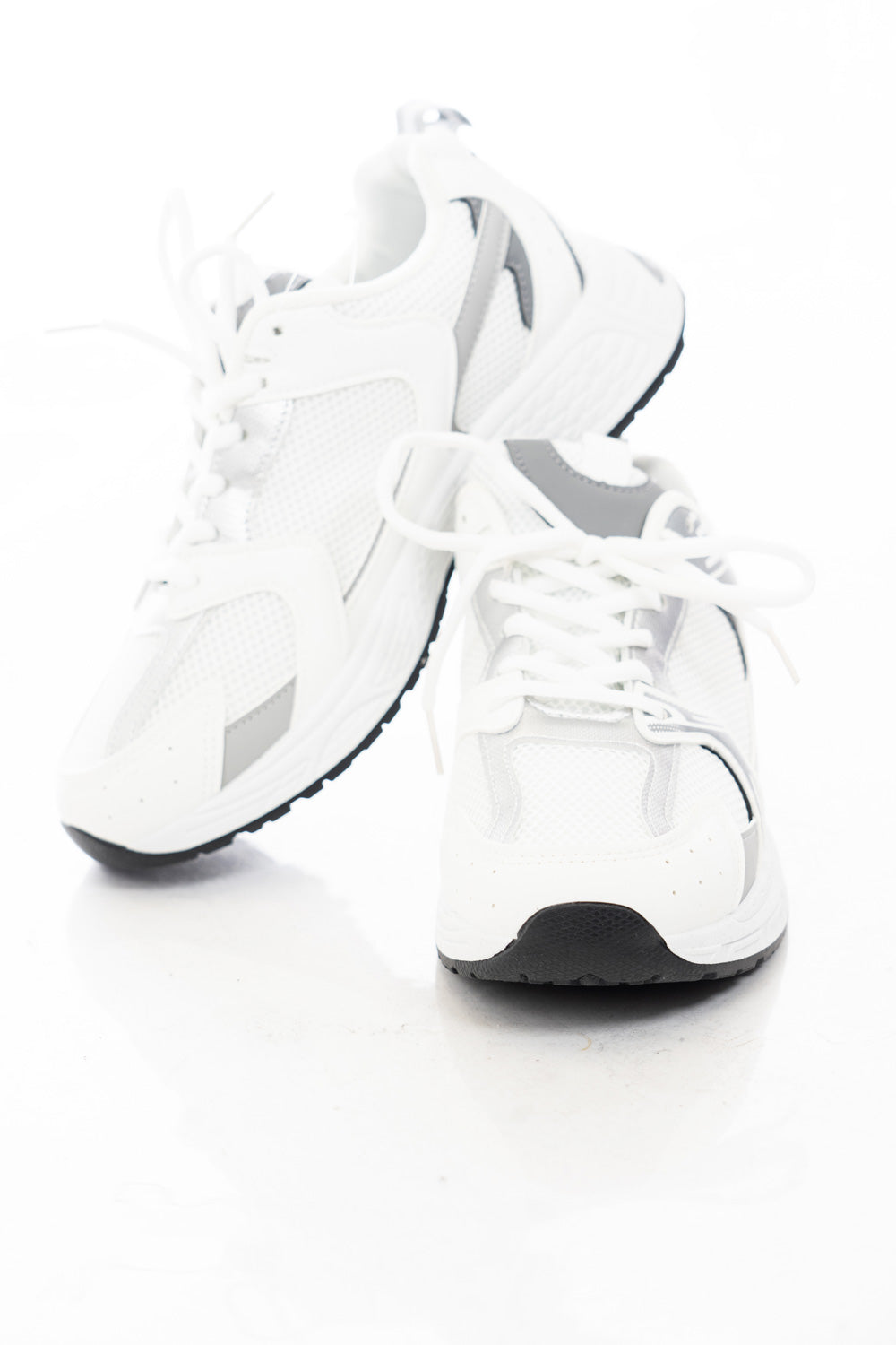 modella indossando Sneakers sportive in mesh traspirante con inserti tecnici e suola ammortizzata colore Bianco