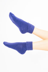 modella indossando Calze corte “Carezza” in filato morbido con bordo risvoltato colore Viola Unica