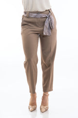 modella indossando Pantalone cropped in tela fluida mélange fango con cintura foulard colore Fango
