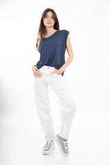 modella indossando Jeans bianchi wide leg in denim elasticizzato a vita alta colore