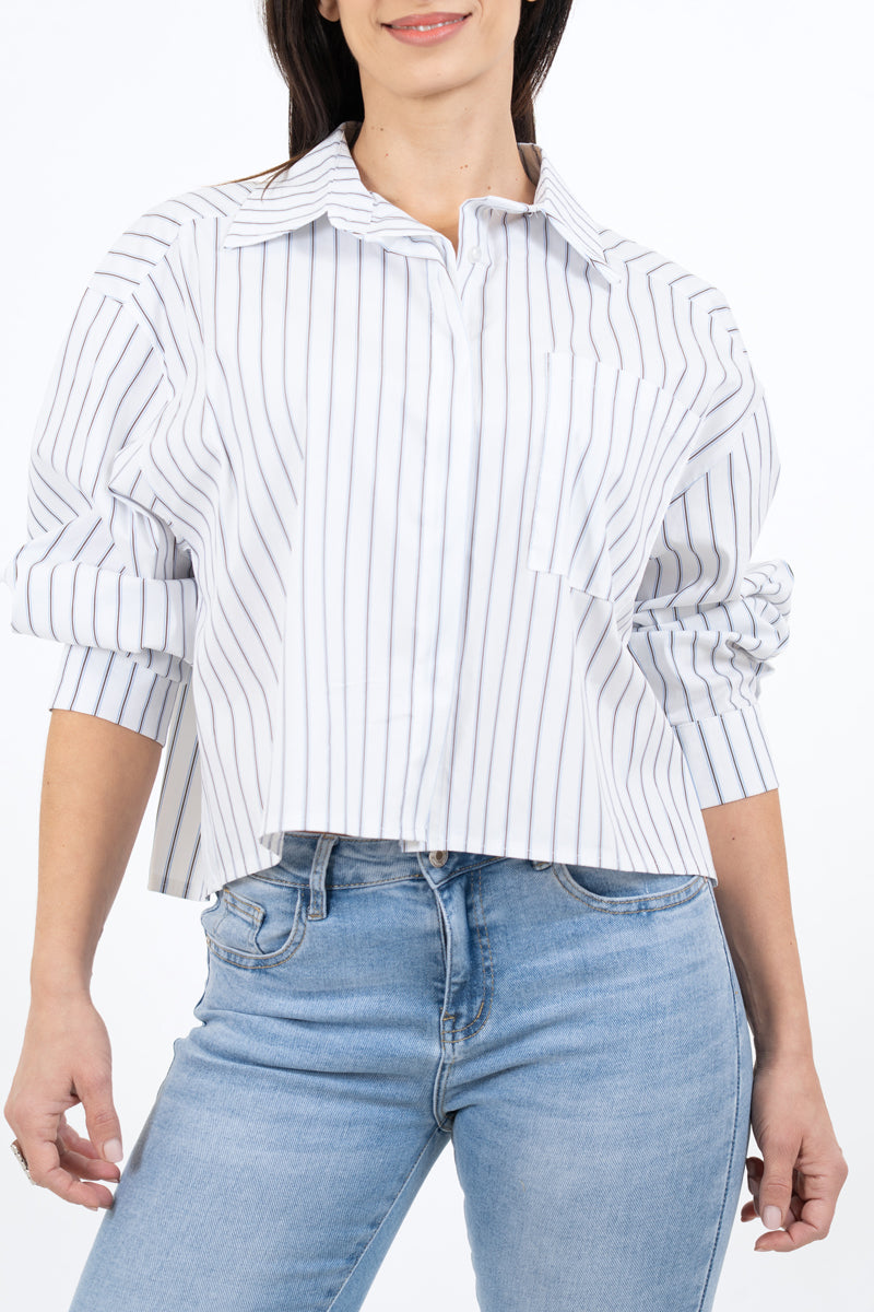 modella indossando Camicia rigata over in cotone con mostrina colore Bianco-celeste Unica