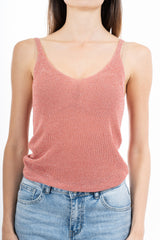 modella indossando Top in viscosa lurex a costine con scollo a V colore Rosa Pesca Unica