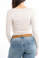 modella indossando Maglia corta serafino in cotone elasticizzato colore