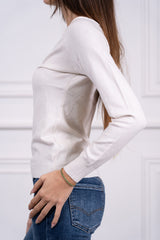 modella indossando Maglia Calista scollo quadrato colore