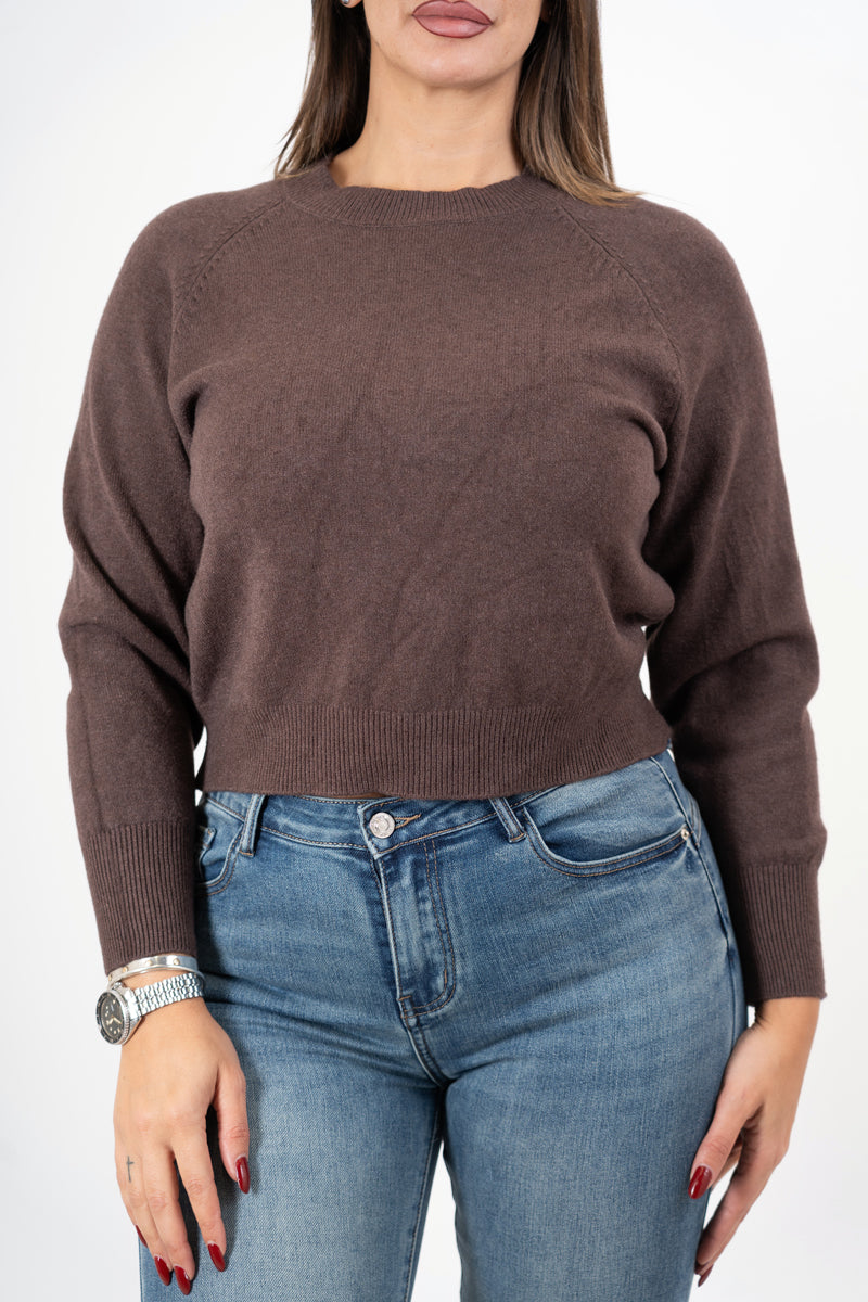 modella indossando Maglia basic a manica raglan in filato misto viscosa colore Marrone Unica