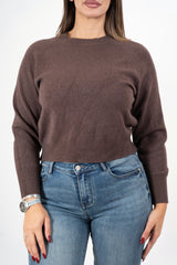 modella indossando Maglia basic a manica raglan in filato misto viscosa colore Marrone Unica