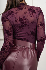 modella indossando Maglia Floris con alamari colore
