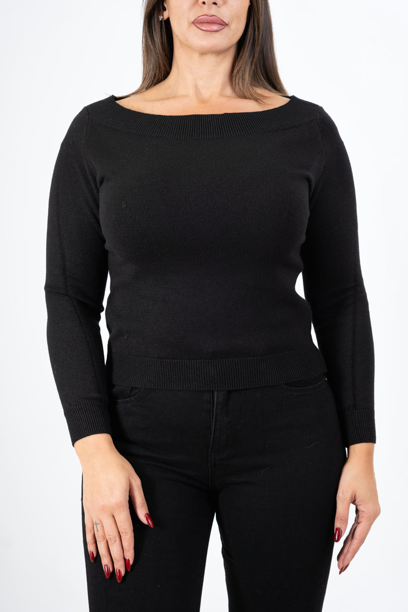 modella indossando Maglia SoftBarca – scollo spalle in viscosa elasticizzata colore