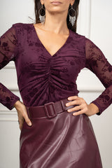 modella indossando Maglia Floris drappeggiata colore Prugna Unica