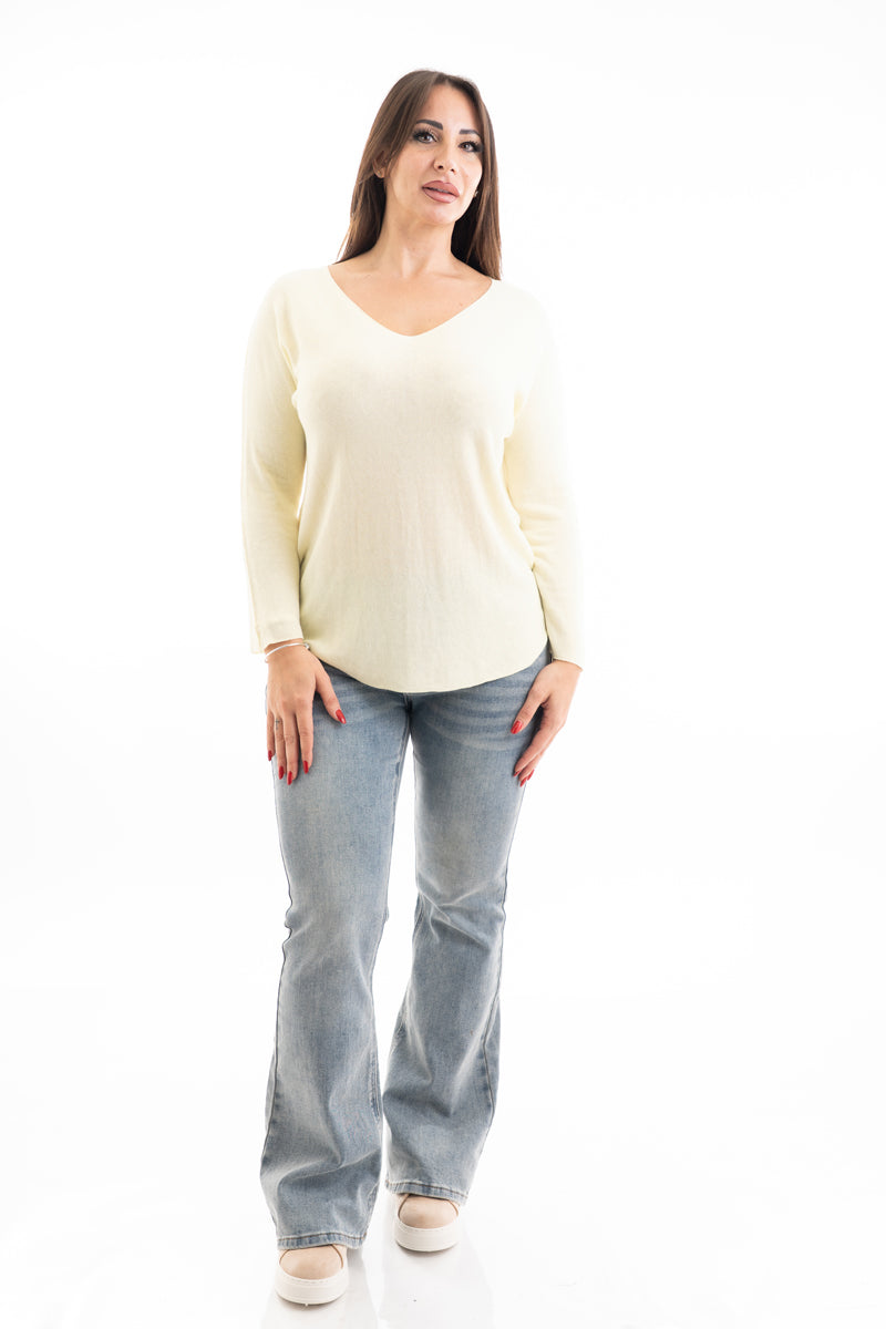 modella indossando Maglia over scollo V in misto viscosa con bordo pulito colore