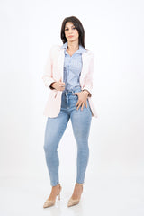 modella indossando Camicia rigata avvitata in cotone – celeste colore