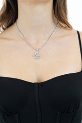 modella indossando Collana tennis con ciondolo farfalla in strass colore Argento Unica