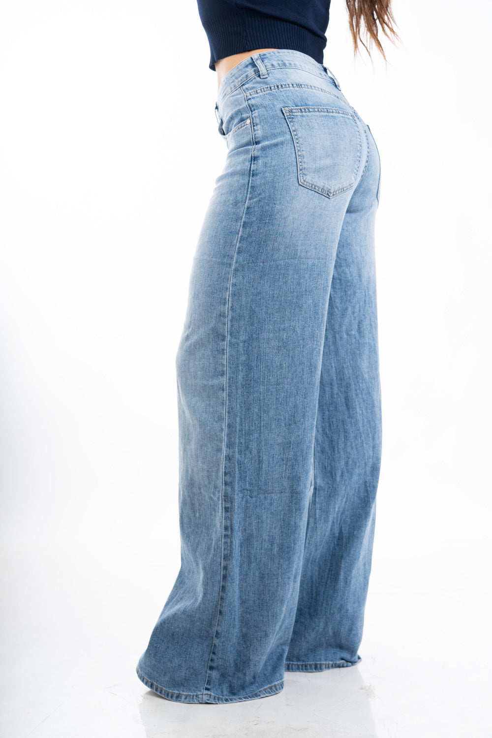 modella indossando Jeans wide leg leggero in denim estivo morbido colore