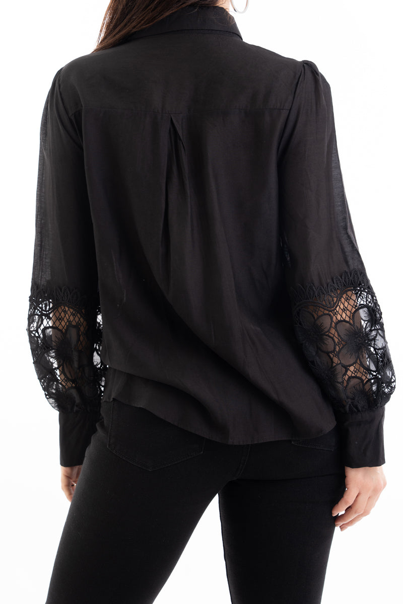 modella indossando Camicia donna in viscosa e tencel con inserti macramé e maniche a palloncino colore