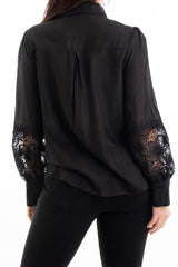 modella indossando Camicia donna in viscosa e tencel con inserti macramé e maniche a palloncino colore