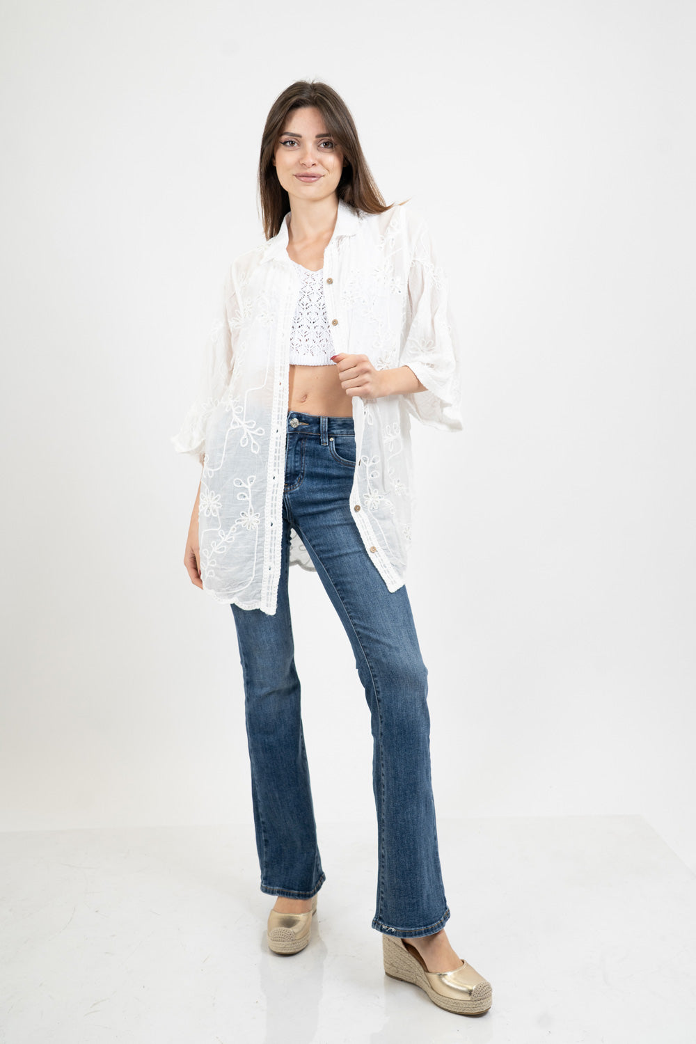 Camicia ricamata in cotone con manica a campana e dettagli crochet.