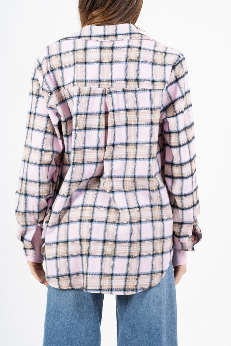 modella indossando Camicia over in flanella di cotone fantasia Soft Tartan colore