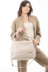 Borsa morbida a spalla con patta e tracolla regolabile