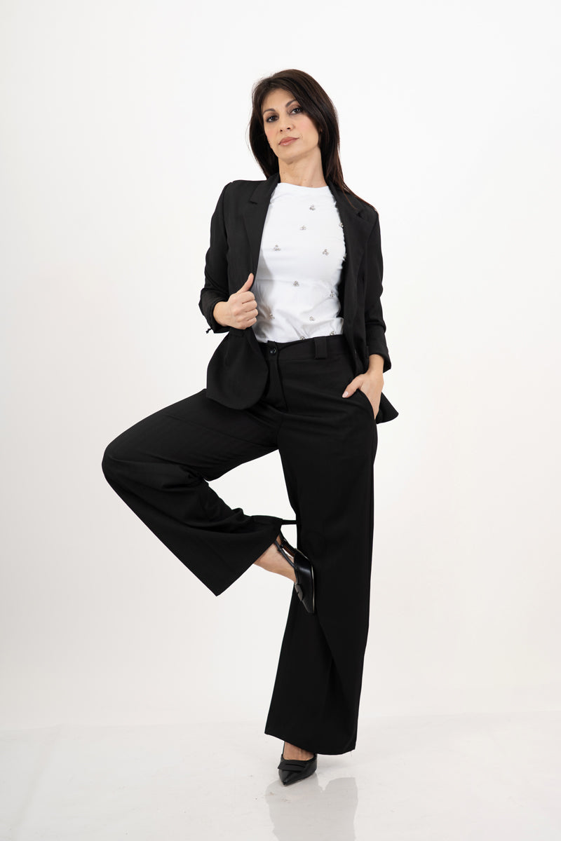 modella indossando Pantalone dritto rigato spinato nero colore