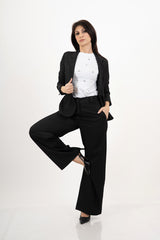 modella indossando Pantalone dritto rigato spinato nero colore