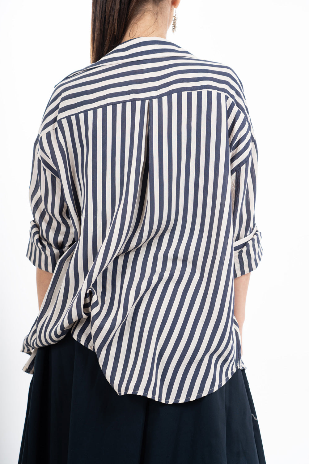 modella indossando Camicia lunga a righe in viscosa con lavorazione jacquard colore