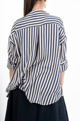 modella indossando Camicia lunga a righe in viscosa con lavorazione jacquard colore
