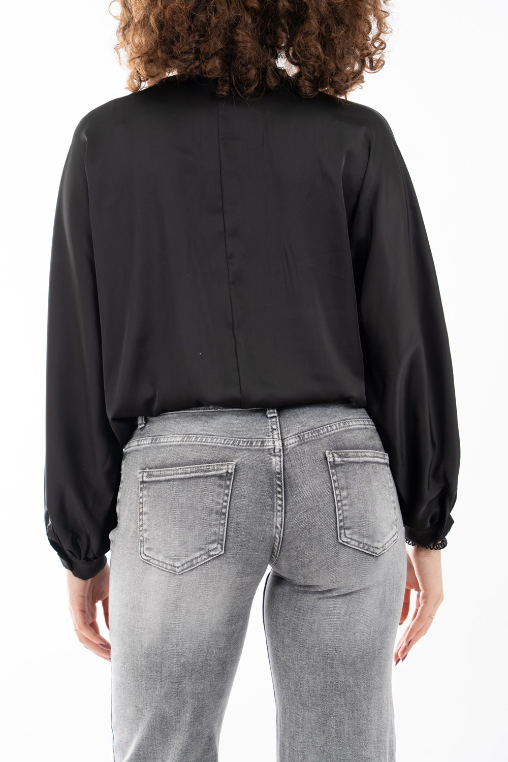 modella indossando Blusa in raso fluido con scollatura incrociata e maniche a palloncino colore