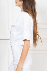 modella indossando Giacchino crop stile denim in viscosa elasticizzata colore