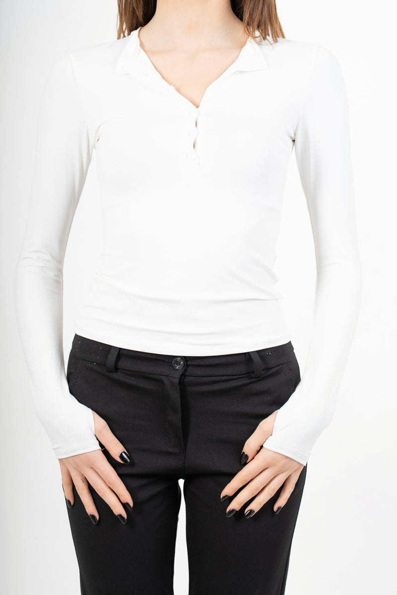 modella indossando Maglia serafino in maglina elasticizzata con foro per il pollice colore Bianco Unica