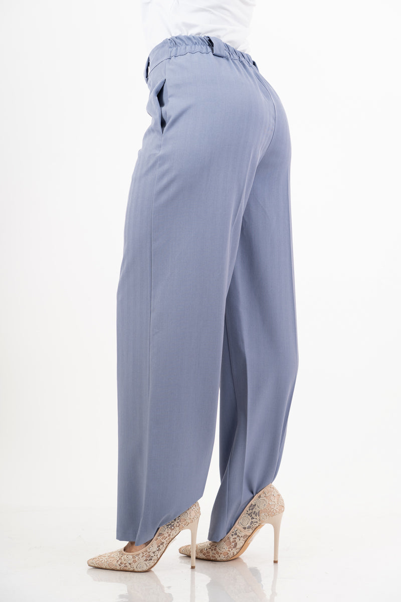 modella indossando Pantalone dritto rigato spinato celeste colore