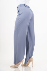 modella indossando Pantalone dritto rigato spinato celeste colore